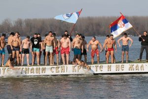 Сербская традиция на Крещение: плавание за Крестом