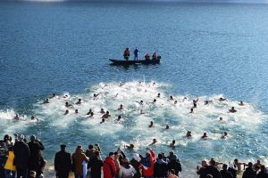 Сербская традиция на Крещение: плавание за Крестом
