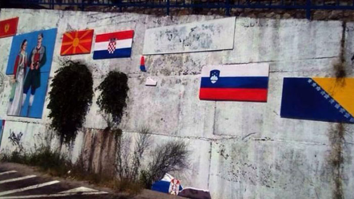 Флаг Сербии уничтожен в городе Бар