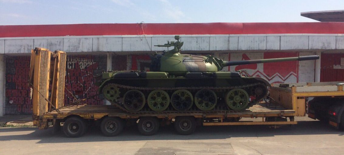Танк Т-55 у стадиона в Белграде