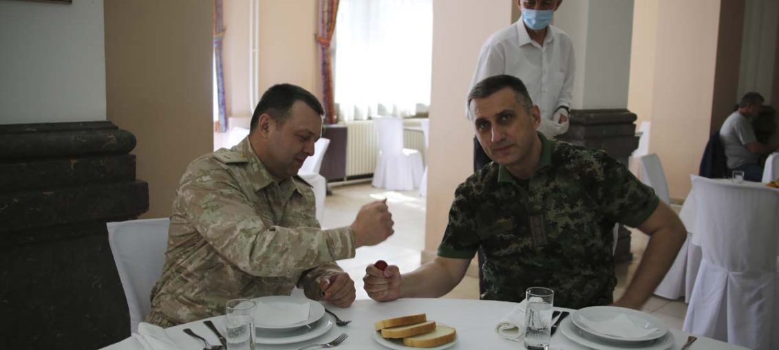 Праздничный обед для военных врачей в Сербии