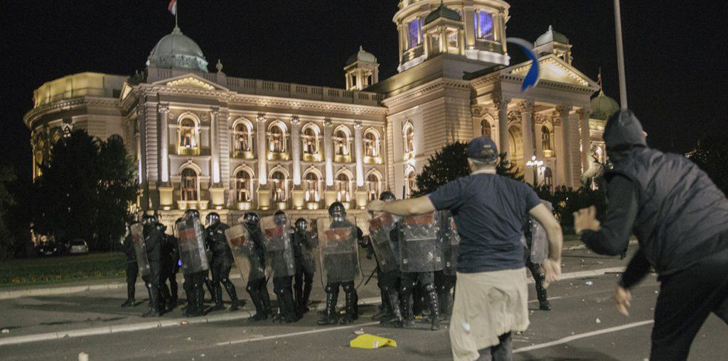 Комендантский час в Сербии привел к беспорядкам