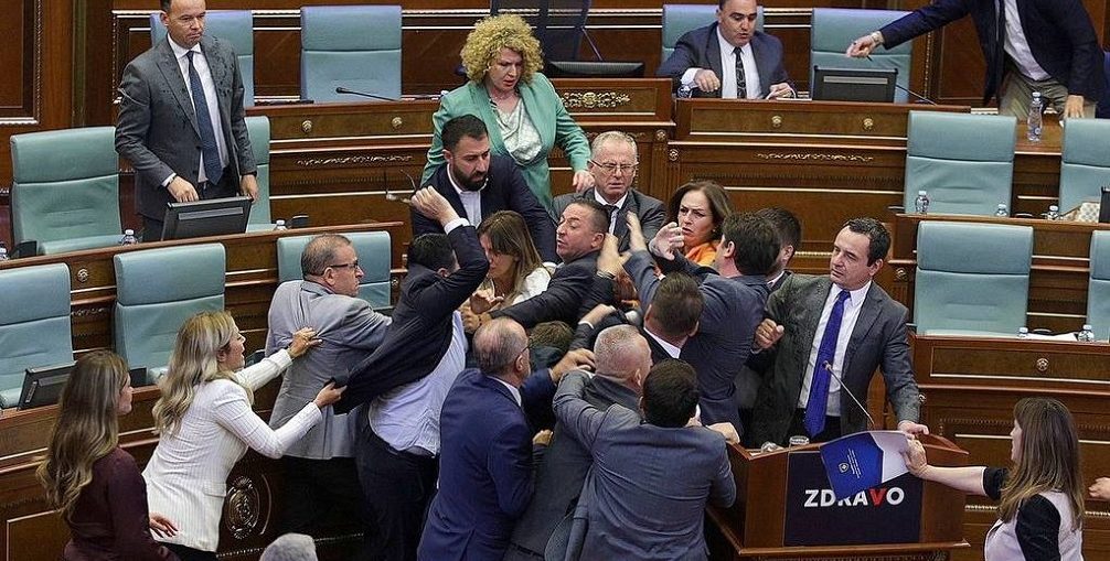 Драка в парламенте Косово