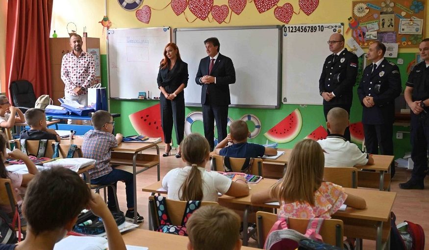 Школы Сербии будут охранять полицейские
