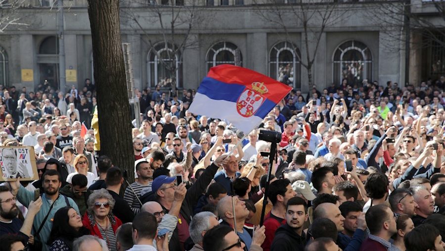 Увольнения мэров на севере Косово добивается сербское большинство