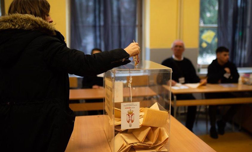 Внеочередные парламентские выборы проходят в Сербии