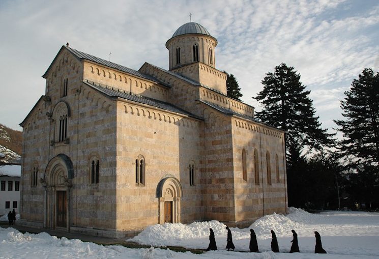 Землю Монастыря Дечани Приштина не отдает