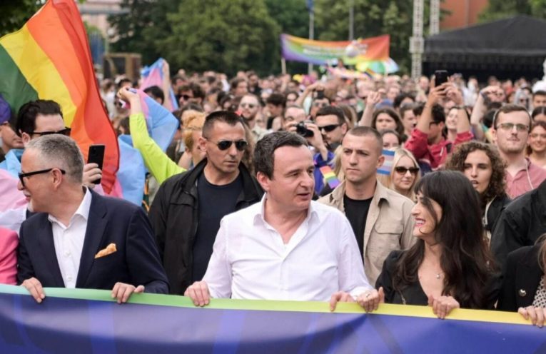 Однополые браки собираются разрешить в Косово