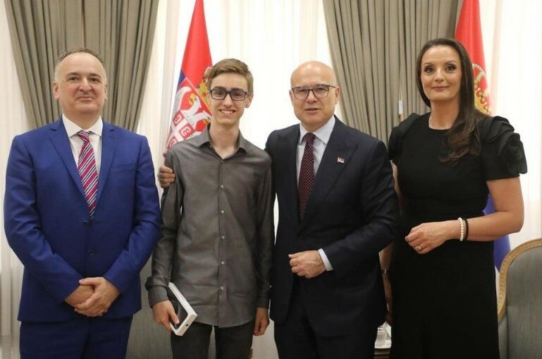 Премьер-министр Сербии Милош Вучевич поздравил победителя Международной олимпиады в Сингапуре Андрея Дробняковича