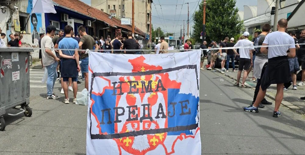 Сербы блокируют вход на площадь Дорчол, где начинается фестиваль «Мирдита, добрый день»
