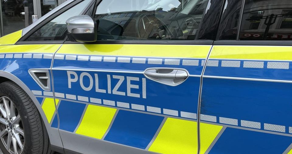 Сербские болельщики подрались с немецкой полицией в Мюнхене перед матчем сборной с Данией на чемпионате Европы по футболу.